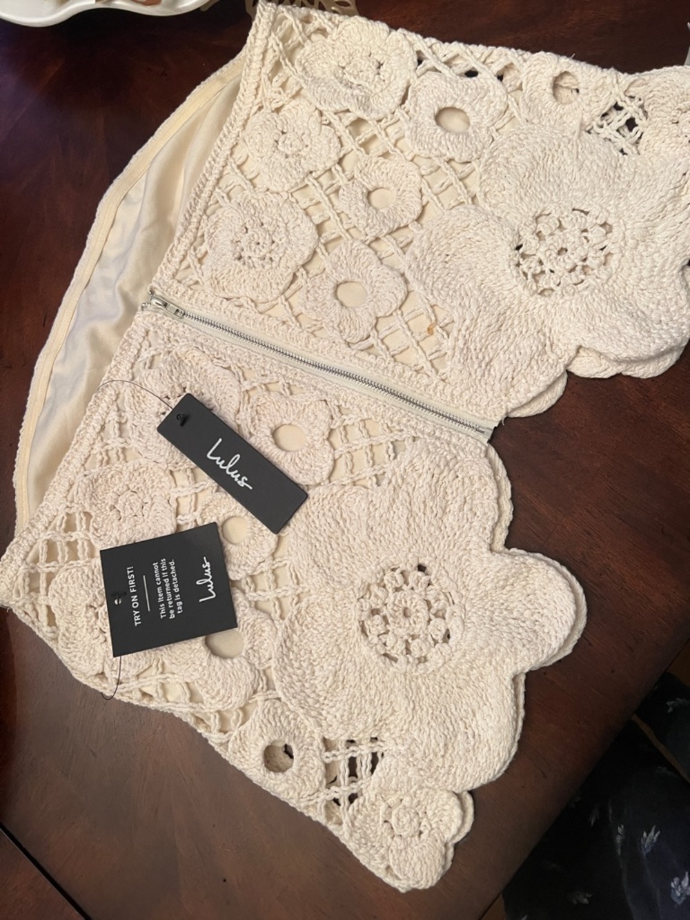 Lulu's Cream Crocheted Floral Lace top💕Size L 🤩🤩🔥🔥NWT - Picture 8 of 11
